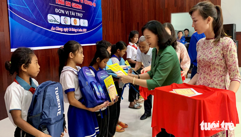 Trao tặng 53 suất học bổng Vừ A Dính cho học sinh Khmer - Ảnh 2. Trao tặng 53 suất học bổng Vừ A Dính cho học sinh Khmer - Ảnh 2.