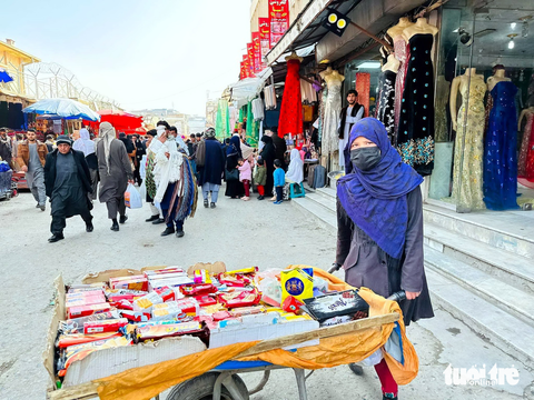Đến Afghanistan thời Taliban - Kỳ 4: Đi nhanh, nói khẽ trên phố lạ Kabul - Ảnh 2. Những cô gái che mặt, bán hàng trên phố Kabul Ảnh TRUNG NGHĨA