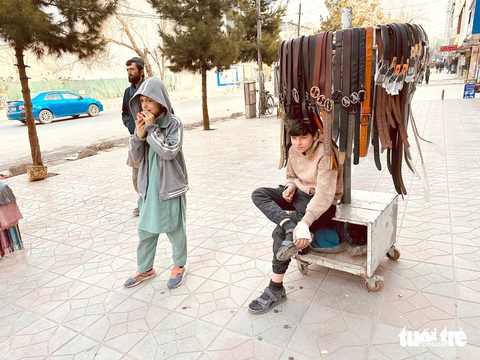 Đến Afghanistan thời Taliban - Kỳ 4: Đi nhanh, nói khẽ trên phố lạ Kabul - Ảnh 2. Rất nhiều trẻ em Afghanistan ra đường mưu sinh - Ảnh: TRUNG NGHĨA