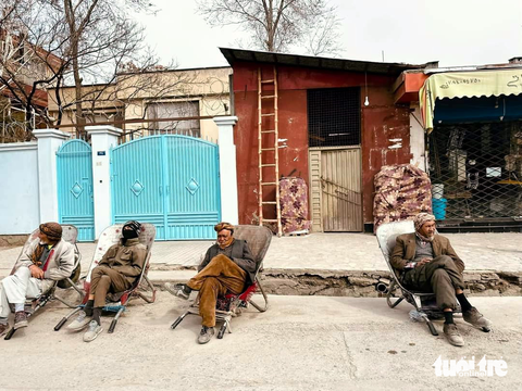 Đến Afghanistan thời Taliban - Kỳ 4: Đi nhanh, nói khẽ trên phố lạ Kabul - Ảnh 4. Các cụ già ngồi trên xe cút kít đợi gọi việc ở Kabul Ảnh TRUNG NGHĨA