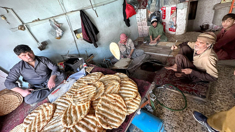 Đến Afghanistan thời Taliban - Kỳ 5: Đi 'chợ trời' xứ bom đạn triền miên - Ảnh 2. Trong tiệm nướng bánh mì dẹp kiểu Afghanistan - Ảnh TRUNG NGHĨA