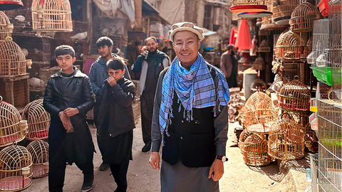 Đến Afghanistan thời Taliban - Kỳ 5: Đi 'chợ trời' xứ bom đạn triền miên - Ảnh 1. Tác giả ở chợ chim Kabul thu hút nhiều du khách - Ảnh: L.K.G
