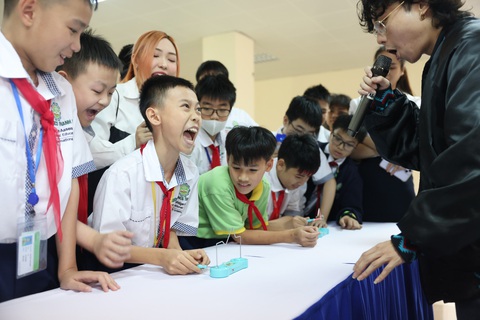 Khởi động Solve for Tomorrow 2023 với giải thưởng lên tới 8 tỉ đồng - Ảnh 1. Các em học sinh tham gia trò chơi tương tác trong khuôn khổ lễ phát động cuộc thi Solve for Tomorrow 2023 - Ảnh: BTC