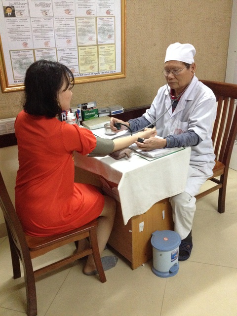 Ký sinh trùng gây nhiều loại u khắp cơ thể - Ảnh 1. GS.TS Nguyễn Văn Đề thăm khám cho bệnh nhân - Ảnh: HÀ LINH