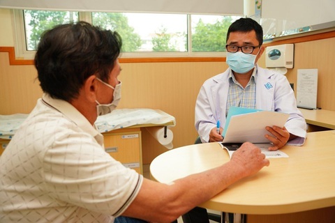 Chương trình tư vấn: Bệnh tắc hẹp động mạch chi - nguyên nhân và những biến chứng nguy hiểm - Ảnh 2. TS BS. Trần Thanh Vỹ tư vấn điều trị cho người bệnh