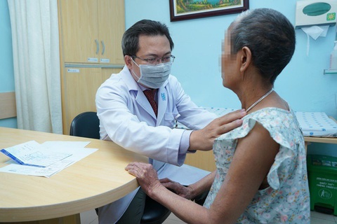 Chương trình tư vấn: Thuyên tắc huyết khối ở người bệnh ung thư - Ảnh 2. BS CKII. Lâm Quốc Trung khám cho cho người bệnh