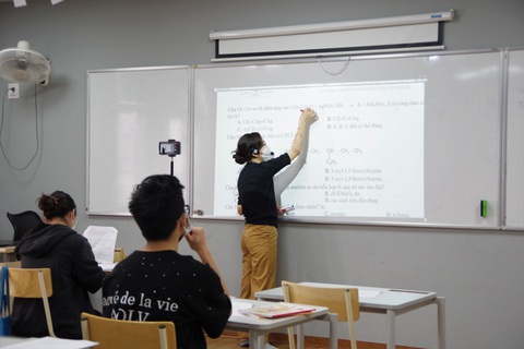 Hà Nội: Số ca COVID-19 tăng, các trường học ứng phó thế nào? - Ảnh 1. Hà Nội: Số ca COVID-19 tăng, các trường học ứng phó thế nào? - Ảnh 1.