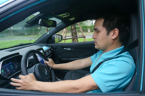 Theo nhiều tài xế, taxi điện không quá khó điều khiển, tương tự xe xăng số tự động. Đặc điểm nổi bật là không khói, không mùi - Ảnh: HÀ QUÂN Ảnh minh họa: HÀ QUÂN