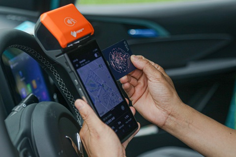 Thay vì thanh toán bằng tiền mật, người đi xe điện GSM có thể thanh toán tiền dịch vụ bằng thẻ ATM - Ảnh: HÀ QUÂN Sẽ có thêm các tuyến xe đưa rước khách kết nối với sân bay - Ảnh minh họa: HÀ QUÂN