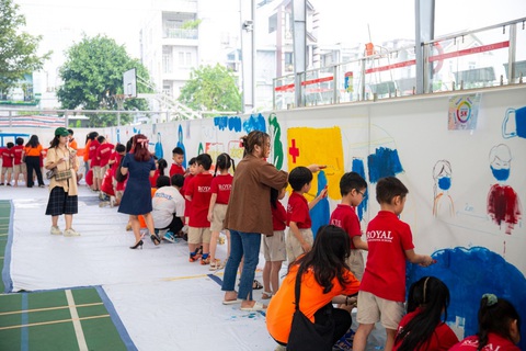Gen Z chinh phục ngành Quan hệ công chúng - Ảnh 3. Nhóm sinh viên ngành quan hệ công chúng tổ chức sự kiện, lan tỏa thông điệp truyền thông