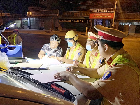 Tiếp tục mạnh tay với "ma men" - Ảnh 2. Lực lượng CSGT Vĩnh Long ra quân xử lý vi phạm nồng độ cồn - Ảnh: CHÍ HẠNH