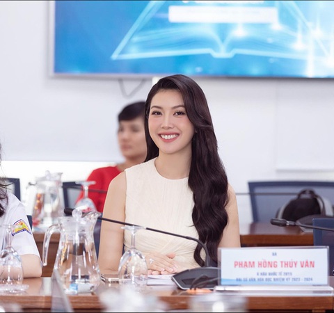 Ảnh vui sao Việt 14-4: Hoa hậu Thùy Tiên đọ sắc Tiểu Vy qua camera thường - Ảnh 8. Ảnh vui sao Việt 14-4: Hoa hậu Thùy Tiên đọ sắc Tiểu Vy qua camera thường - Ảnh 8.