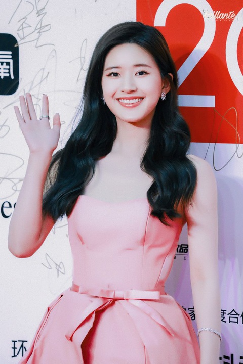 Triệu Lộ Tư lọt mắt xanh Trương Nghệ Mưu gây tranh cãi - Ảnh 4. Triệu Lộ Tư lọt mắt xanh Trương Nghệ Mưu gây tranh cãi - Ảnh 4.