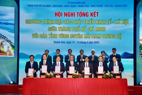 TP.HCM ký kết hợp tác với 6 tỉnh duyên hải Nam Trung Bộ - Ảnh 1. TP.HCM ký kết hợp tác với 6 tỉnh duyên hải Nam Trung Bộ - Ảnh 1.