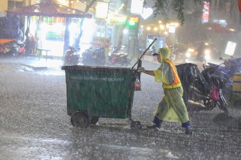 TP.HCM có cơn mưa vàng lớn nhất từ đầu năm - Ảnh 4. TP.HCM có cơn mưa vàng lớn nhất từ đầu năm - Ảnh 4.