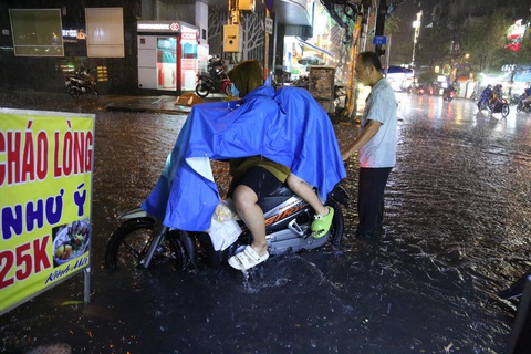 TP.HCM có cơn mưa vàng lớn nhất từ đầu năm - Ảnh 5. TP.HCM có cơn mưa vàng lớn nhất từ đầu năm - Ảnh 5.