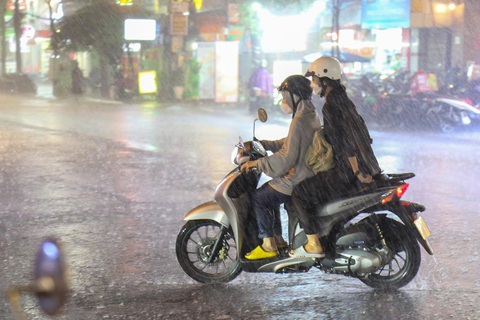 TP.HCM có cơn mưa vàng lớn nhất từ đầu năm - Ảnh 2. TP.HCM có cơn mưa vàng lớn nhất từ đầu năm - Ảnh 2.