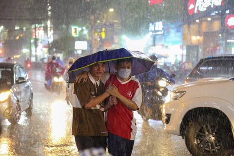 TP.HCM có cơn mưa vàng lớn nhất từ đầu năm - Ảnh 1. TP.HCM có cơn mưa vàng lớn nhất từ đầu năm - Ảnh 1.