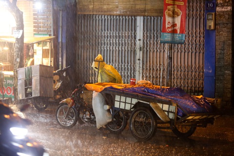 TP.HCM có cơn mưa vàng lớn nhất từ đầu năm - Ảnh 7. TP.HCM có cơn mưa vàng lớn nhất từ đầu năm - Ảnh 7.
