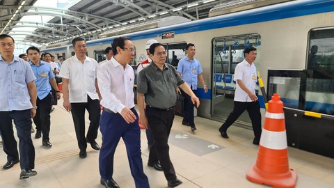 Đoàn công tác Thủ tướng đi trên tàu metro số 1 ngày 15-4-2023 - Ảnh: Ban Quản lý đường sắt đô thị TP.HCM Thủ tướng Phạm Minh Chính và Bí thư Thành ủy TP.HCM Nguyễn Văn Nên trong đoàn thị sát tuyến metro số 1 - Ảnh: Ban Quản lý đường sắt đô thị TP.HCM