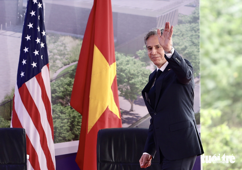 Ngoại trưởng Blinken khởi công đại sứ quán mới của Mỹ tại Việt Nam - Ảnh 2. Ngoại trưởng Mỹ Blinken vẫy tay chào những người đang chờ đón ông tại lễ khởi công Đại sứ quán Mỹ mới ở Cầu Giấy - Ảnh: NGUYỄN KHÁNH