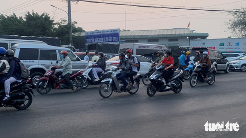 Trung tâm đăng kiểm An Giang quá tải, tài xế ăn bờ, ngủ bụi - Ảnh 1. Trung tâm đăng kiểm An Giang quá tải, tài xế ăn bờ, ngủ bụi - Ảnh 1.