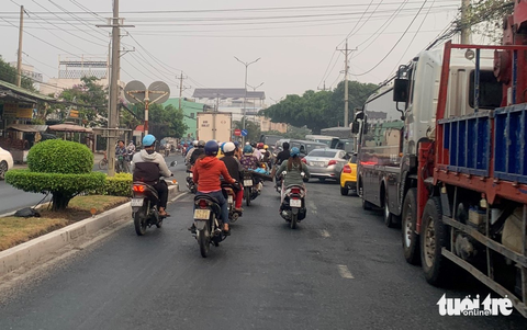 Trung tâm đăng kiểm An Giang quá tải, tài xế ăn bờ, ngủ bụi - Ảnh 3. Trung tâm đăng kiểm An Giang quá tải, tài xế ăn bờ, ngủ bụi - Ảnh 3.