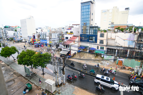 TP.HCM cần cơ chế vượt trội - Ảnh 1. Khu vực được giải tỏa để xây dựng nhà ga S6 Phạm Văn Hai của tuyến metro Bến Thành - Tham Lương đoạn qua quận Tân Bình, TP.HCM - Ảnh: QUANG ĐỊNH