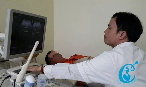 Quý ông "hiếm muộn" vì sao? - Ảnh 1. Bác sĩ Nguyễn Bá Hưng thăm khám cho một bệnh nhân người nước ngoài