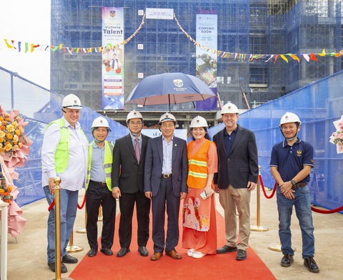Lễ cất nóc "trường học hạnh phúc" Victoria Nam Sài Gòn - Ảnh 3. Các đại diện từ chủ đầu tư Phú Long chụp ảnh lưu niệm cùng đại diện Trường Quốc Tế Song Ngữ Victoria Nam Sài Gòn - Ảnh: Victoria Saigon South School