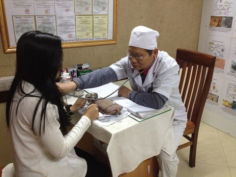 Giun đầu gai gây mù mắt, liệt chi... có trong thủy hải sản sống - Ảnh 1. Giun đầu gai gây mù mắt, liệt chi... có trong thủy hải sản sống - Ảnh 1.