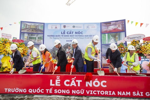 Lễ cất nóc "trường học hạnh phúc" Victoria Nam Sài Gòn - Ảnh 2. Các đại biểu thực hiện nghi thức lễ cất nóc - Ảnh: Victoria Saigon South School