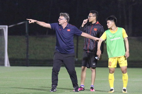Cuộc sàng lọc cuối của ông Troussier - Ảnh 1. HLV Philippe Troussier hướng dẫn cầu thủ U22 Việt Nam trong một buổi tập - Ảnh: VFF