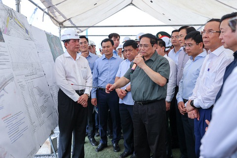 Thủ tướng Phạm Minh Chính yêu cầu đơn vị thi công khẩn trương thiết kế công trình biểu tượng tại nút giao An Phú - Ảnh: VGP Thủ tướng Phạm Minh Chính yêu cầu đơn vị thi công khẩn trương thiết kế công trình biểu tượng tại nút giao An Phú - Ảnh: VGP