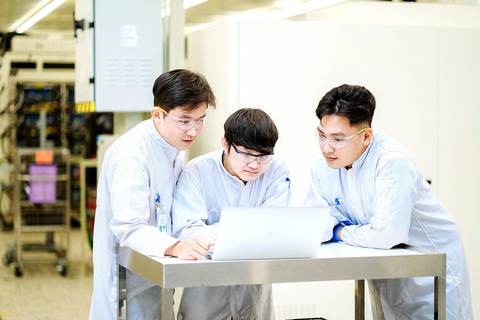 Chip Việt mới bắt đầu cuộc đua - Ảnh 7. Nhân viên làm việc tại Nhà máy Intel Products Việt Nam - Ảnh: Intel cung cấp
