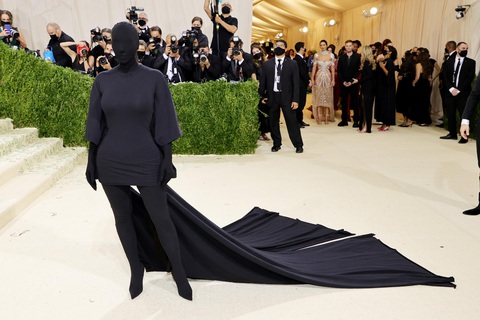 Kim Kardashian vẫn dự Met Gala 2023 hậu chỉ trích phá nát váy 60 năm tuổi của Marilyn Monroe - Ảnh 6. Kim Kardashian vẫn dự Met Gala 2023 hậu chỉ trích phá nát váy 60 năm tuổi của Marilyn Monroe - Ảnh 6.