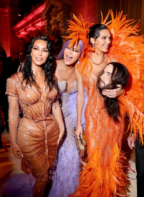 Kim Kardashian vẫn dự Met Gala 2023 hậu chỉ trích phá nát váy 60 năm tuổi của Marilyn Monroe - Ảnh 5. Kim Kardashian vẫn dự Met Gala 2023 hậu chỉ trích phá nát váy 60 năm tuổi của Marilyn Monroe - Ảnh 5.