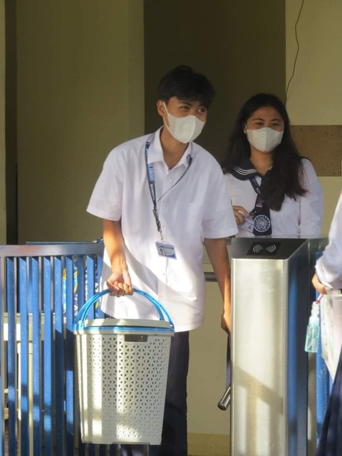 Trường tổ chức ngày không túi, trùm cuối làm cười đau bụng! - Ảnh 2. Trường tổ chức ngày không túi, trùm cuối làm cười đau bụng! - Ảnh 2.