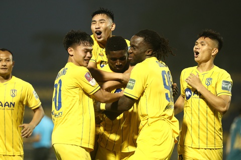 SLNA - HAGL (hiệp 1) 1-0: Olaha ghi bàn từ rất sớm - Ảnh 1. Các cầu thủ SLNA mừng bàn mở tỉ số - Ảnh: HẢI HOÀNG