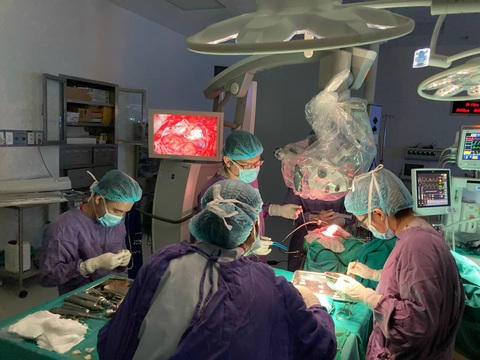 Nhiều người trẻ đột ngột “ngã quỵ” mà không biết mình bị bệnh này - Ảnh 1. Ca phẫu thuật phình động mạch não tại Bệnh viện E