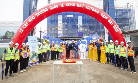 Lễ cất nóc "trường học hạnh phúc" Victoria Nam Sài Gòn - Ảnh 1. Tập thể CBNV trường Victoria Nam Sài Gòn chụp ảnh kỷ niệm cùng đối tác - Ảnh: Victoria Saigon South School