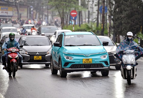 Hướng tới quốc gia toàn taxi, xe buýt điện - Ảnh 1. Taxi điện của Công ty Xanh SM đã chính thức đi vào hoạt động từ 14-4 tại Hà Nội - Ảnh: NAM TRẦN