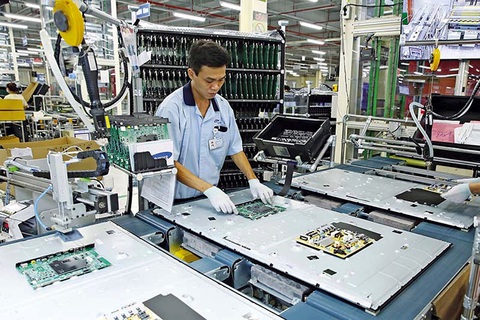 Chip Việt mới bắt đầu cuộc đua - Ảnh 1. Sản xuất chip đòi hỏi kỹ thuật rất cao và vốn đầu tư rất lớn. Trong ảnh: sản xuất chip tại nhà máy của Samsung tại Việt Nam
