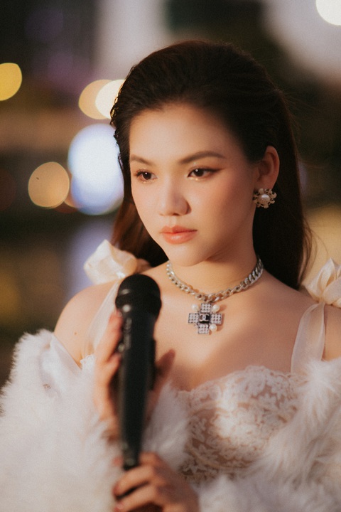 Myra Trần kết hợp rapper điển trai Negav trong MV Dừng yêu - Ảnh 3. Myra Trần kết hợp rapper điển trai Negav trong MV Dừng yêu - Ảnh 3.