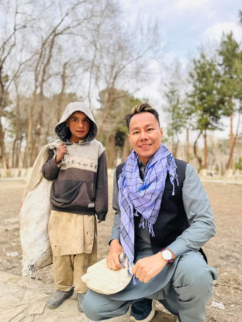 Tác giả và cậu bé Afghanistan mưu sinh trên đường phố Tác giả và cậu bé Afghanistan mưu sinh trên đường phố