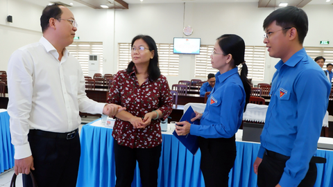 Dấn thân phụng sự Tổ quốc - Ảnh 1. Phó bí thư Thành ủy TP.HCM Nguyễn Hồ Hải (bìa trái) trao đổi cùng các đại biểu và bạn trẻ tại buổi sơ kết ngày 15-4 - Ảnh: K.ANH