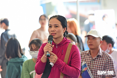 "Tôi rất lo con chọn không đúng ngành" - Ảnh 2. Phụ huynh đặt câu hỏi cho ban tư vấn ngày hội tư vấn tuyển sinh do báo Tuổi Trẻ tổ chức tại TP.HCM - Ảnh: DUYÊN PHAN