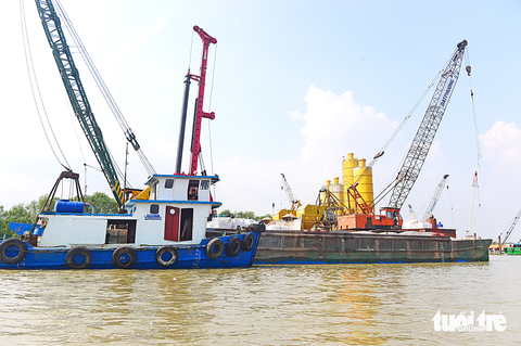 TP.HCM cần trung ương gỡ vướng mắc gì? - Ảnh 2. Công nhân thi công cầu Nhơn Trạch thuộc dự án thành phần 1A, đoạn Tân Vạn - Nhơn Trạch (giai đoạn 1), thuộc đường vành đai 3 TP.HCM - Ảnh: QUANG ĐỊNH