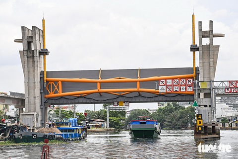 TP.HCM cần trung ương gỡ vướng mắc gì? - Ảnh 3. Cống kiểm soát triều Phú Định của Trung Nam Group, quận 8, TP.HCM đã ngưng thi công từ lâu - Ảnh: QUANG ĐỊNH