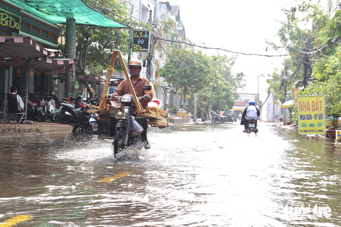 13 tiếng sau mưa, khu dân cư ở Bình Chánh vẫn ngập lai láng - Ảnh 2. 13 tiếng sau mưa, khu dân cư ở Bình Chánh vẫn ngập lai láng - Ảnh 2.